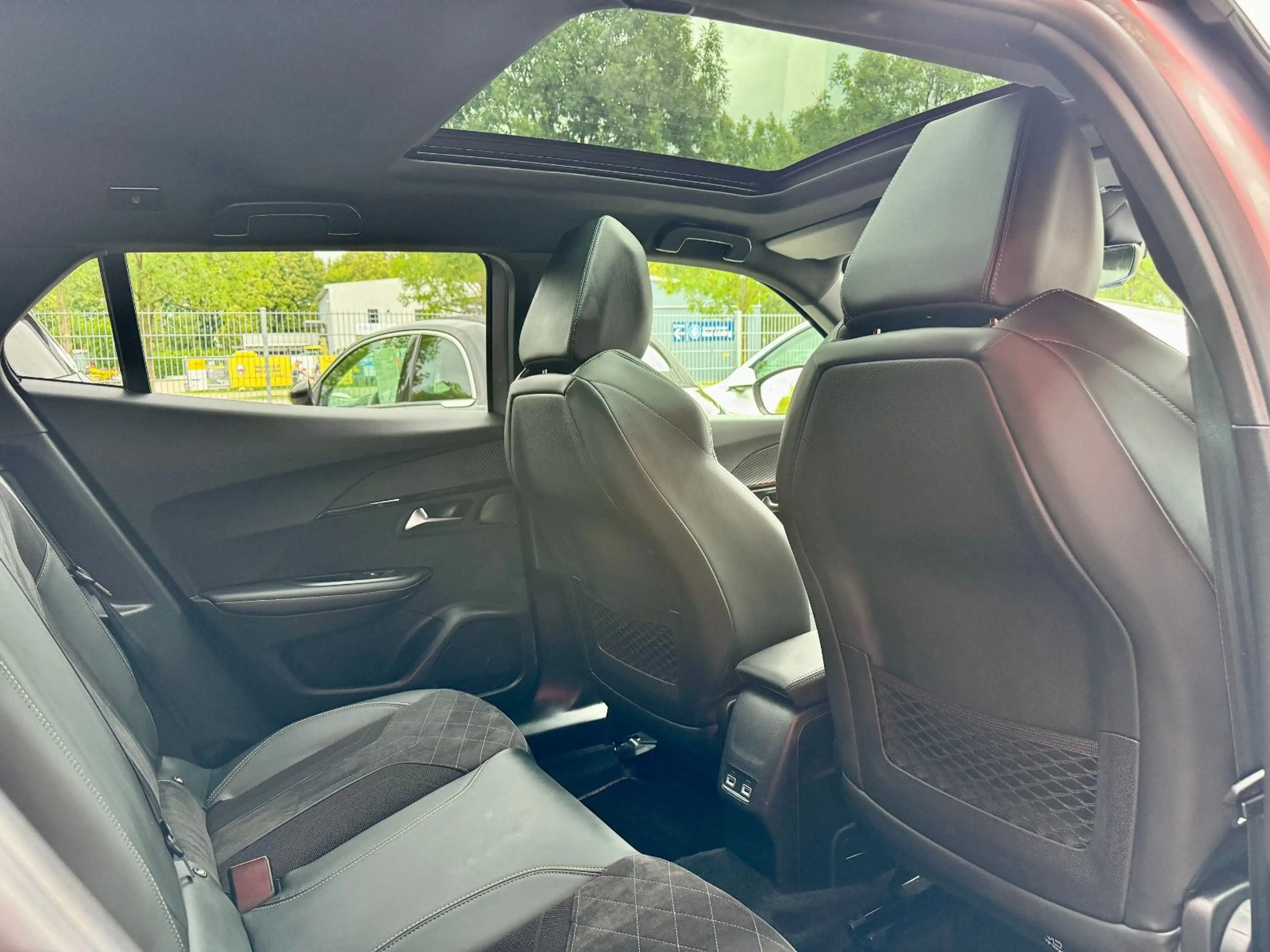 Peugeot e-2008 GT*Panorama*11kWcharger*Totwinkel*Massage — photo 11
