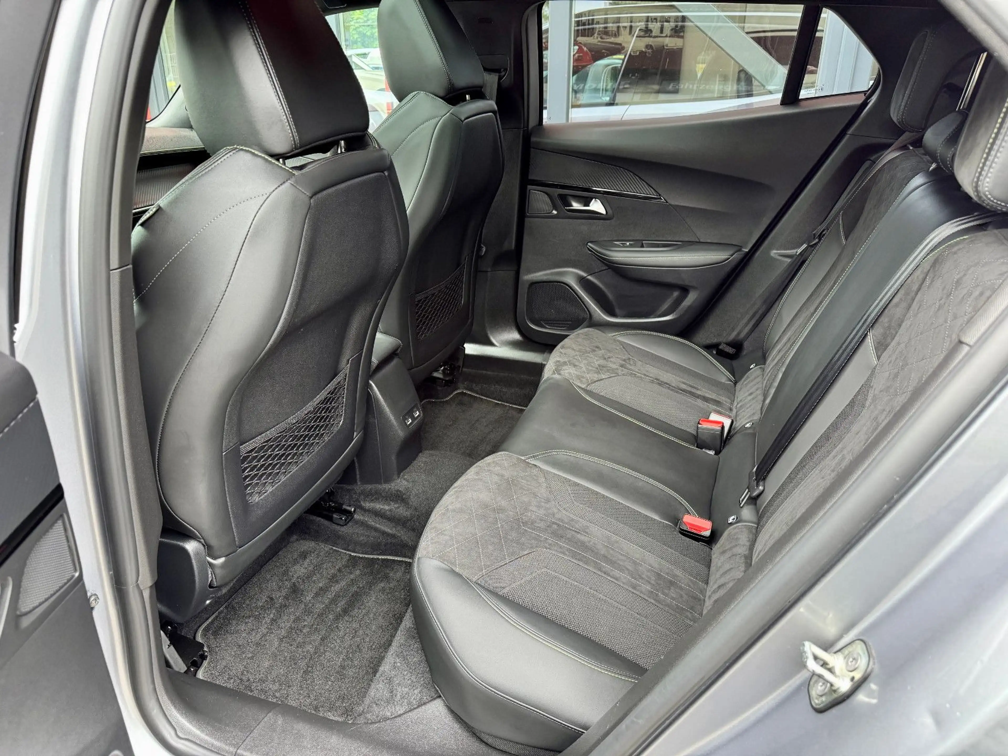 Peugeot e-2008 GT*Panorama*11kWcharger*Totwinkel*Massage — photo 10