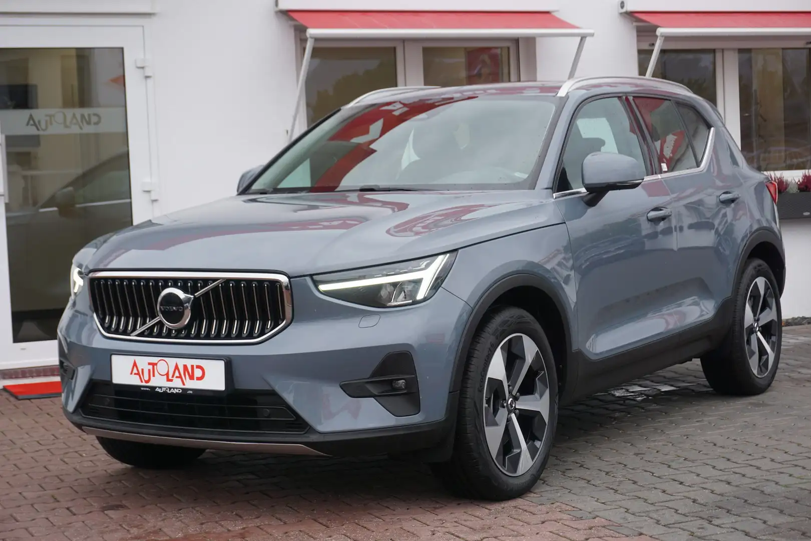 Volvo XC40 2.0 Black Edition Aut. LED Navi Pano Grau - 2