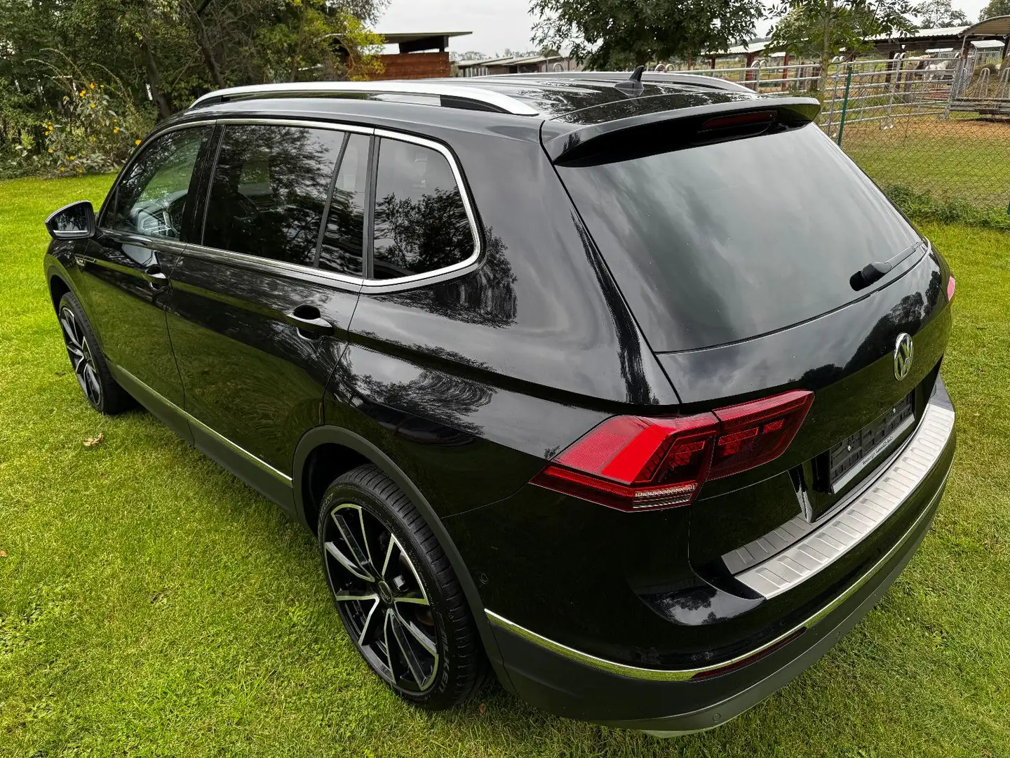 Volkswagen Tiguan Allspace Highline 4M+LEDER+NAVI+VIEW Schwarz - 2
