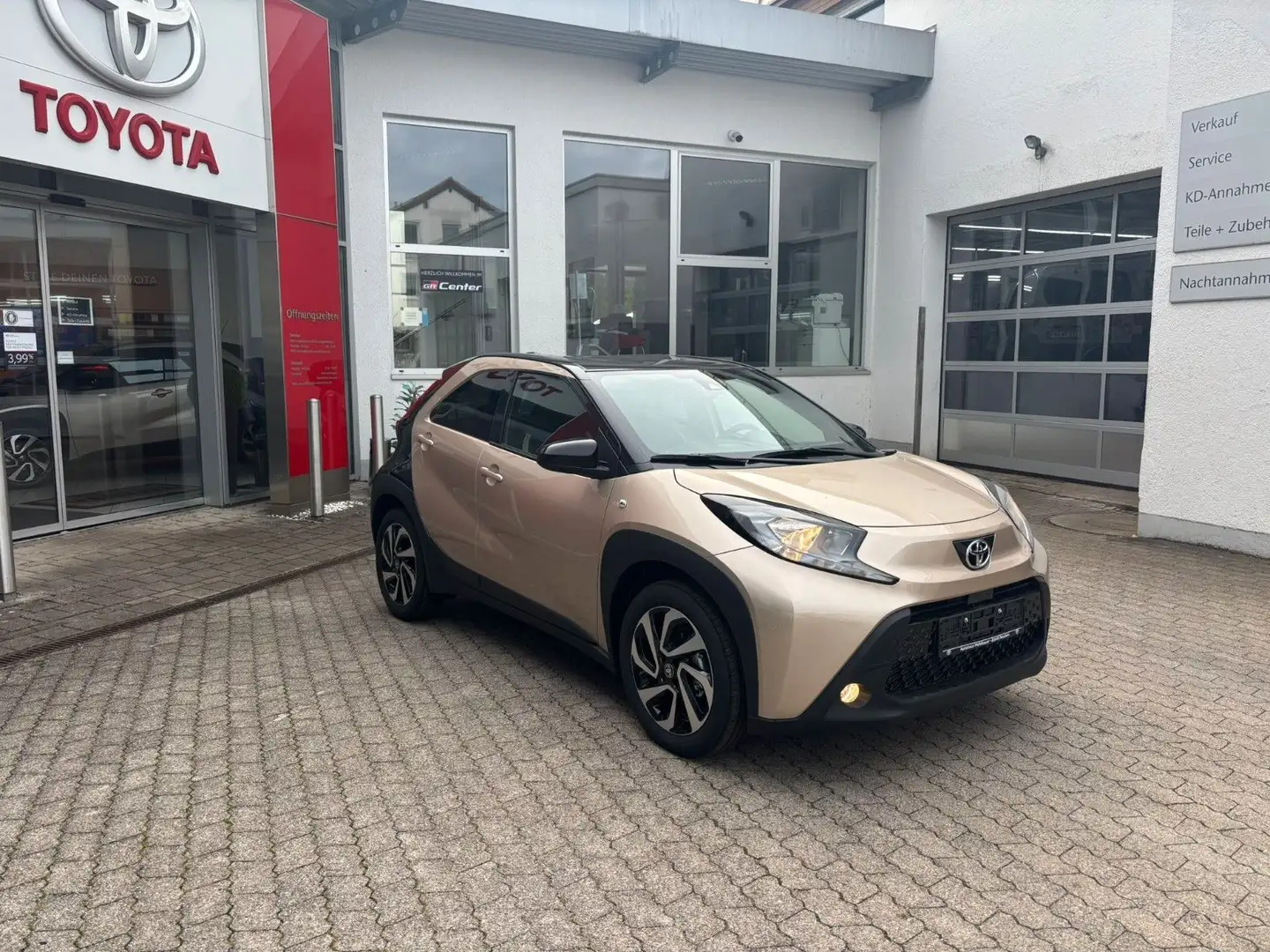 Toyota Aygo X Teamplayer Beige - 2