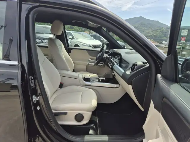 Mercedes-Benz GLB view 9