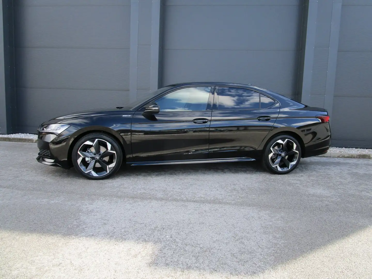 Skoda Superb Sportline TDI DSG Schwarz - 2