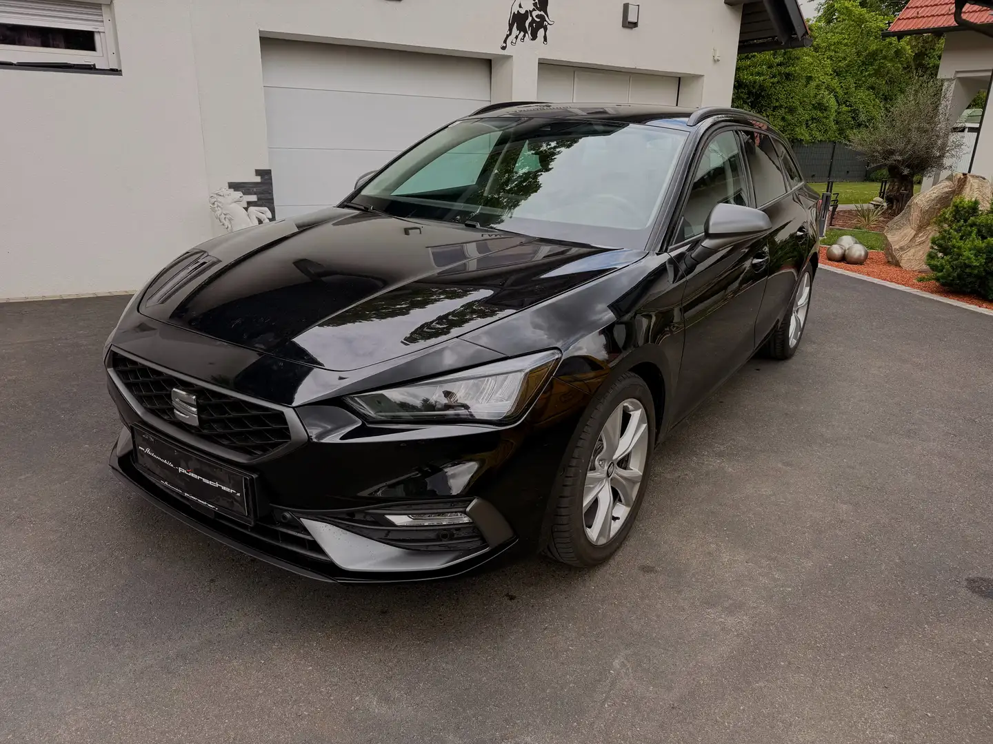 SEAT Leon 1.5 eTSI 85 kW FR-DSG! Schwarz - 1