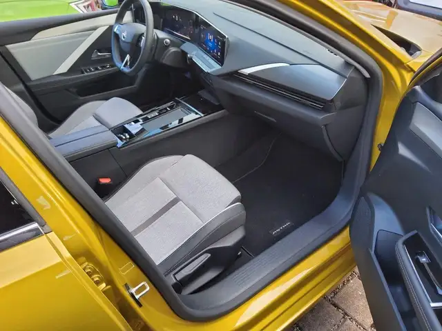 Opel Astra view 3
