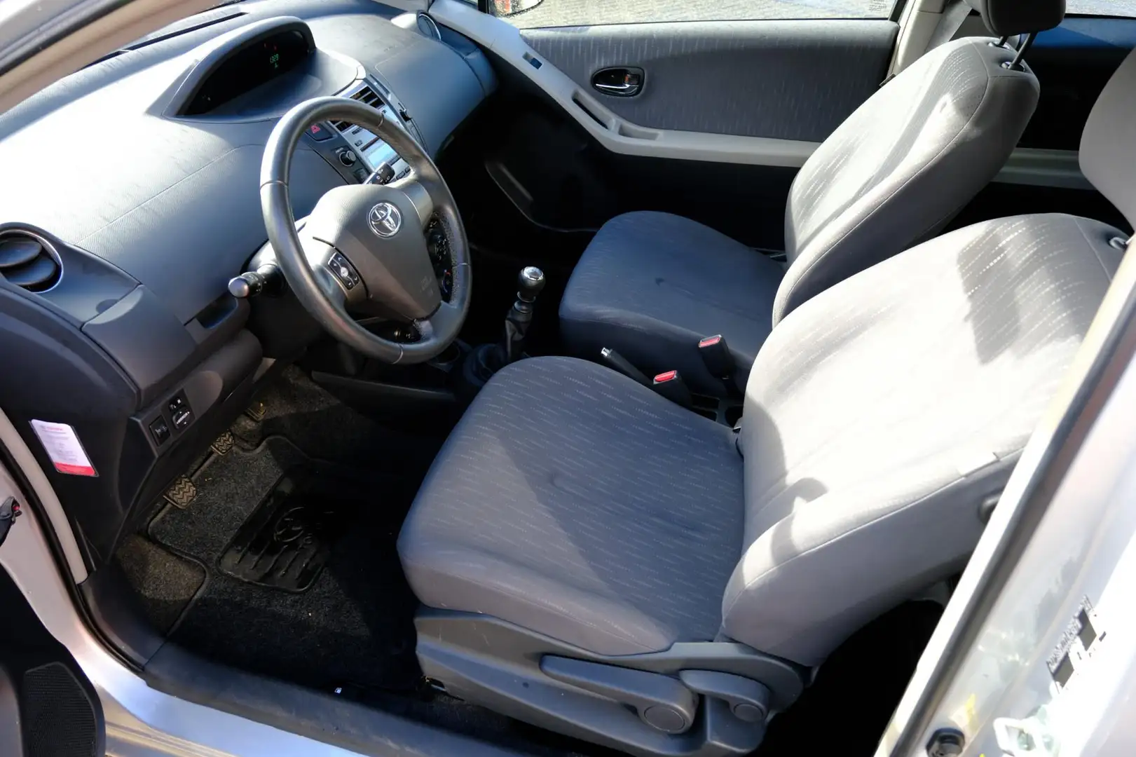 Toyota Yaris 1.3 VVTi Aspiration *79.300km!* Airco Grijs - 2