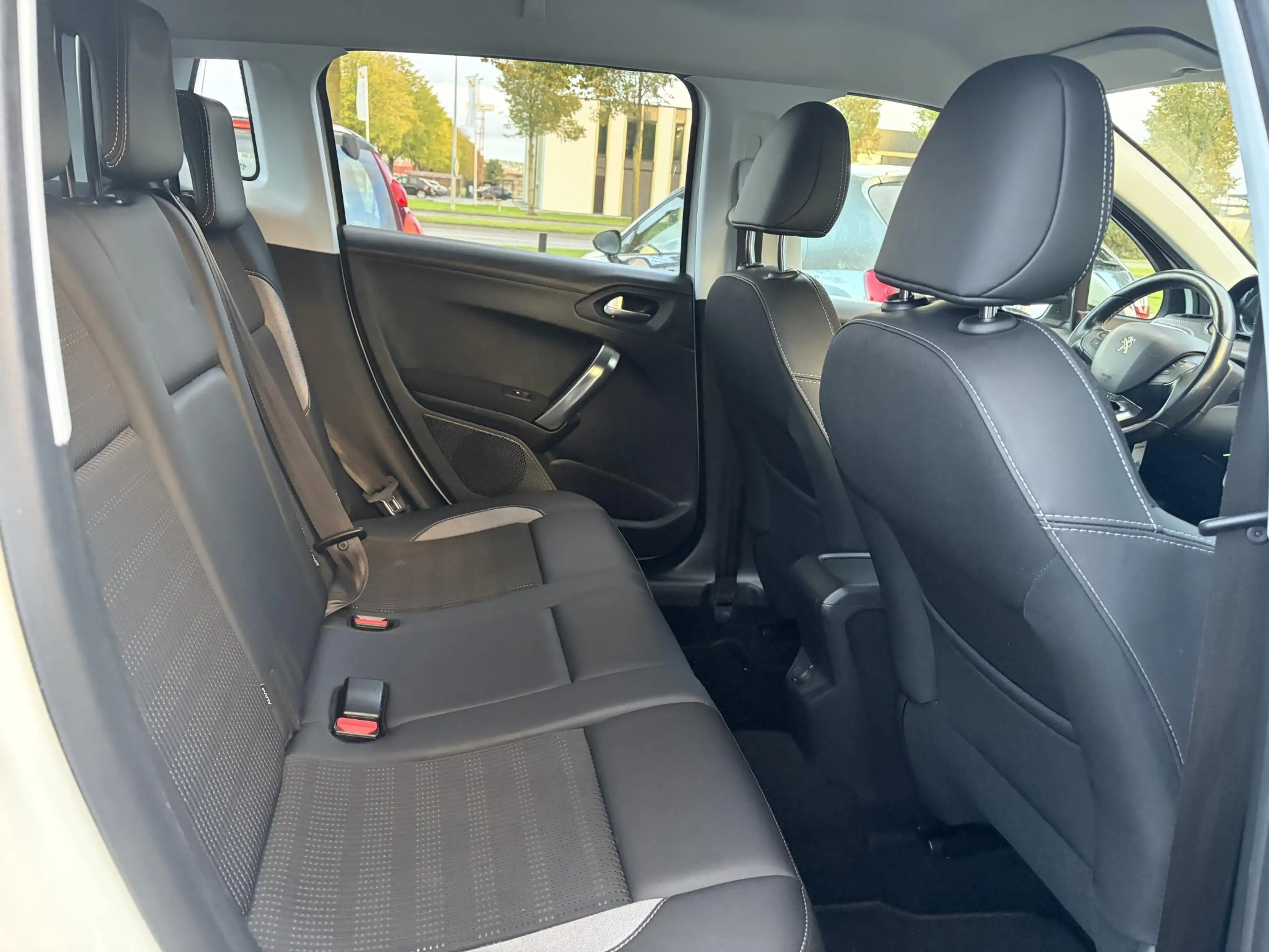 Peugeot 2008 1.2 PureTech Allure ✓Camera✓Navi✓Carplay✓Halfleder — photo 10