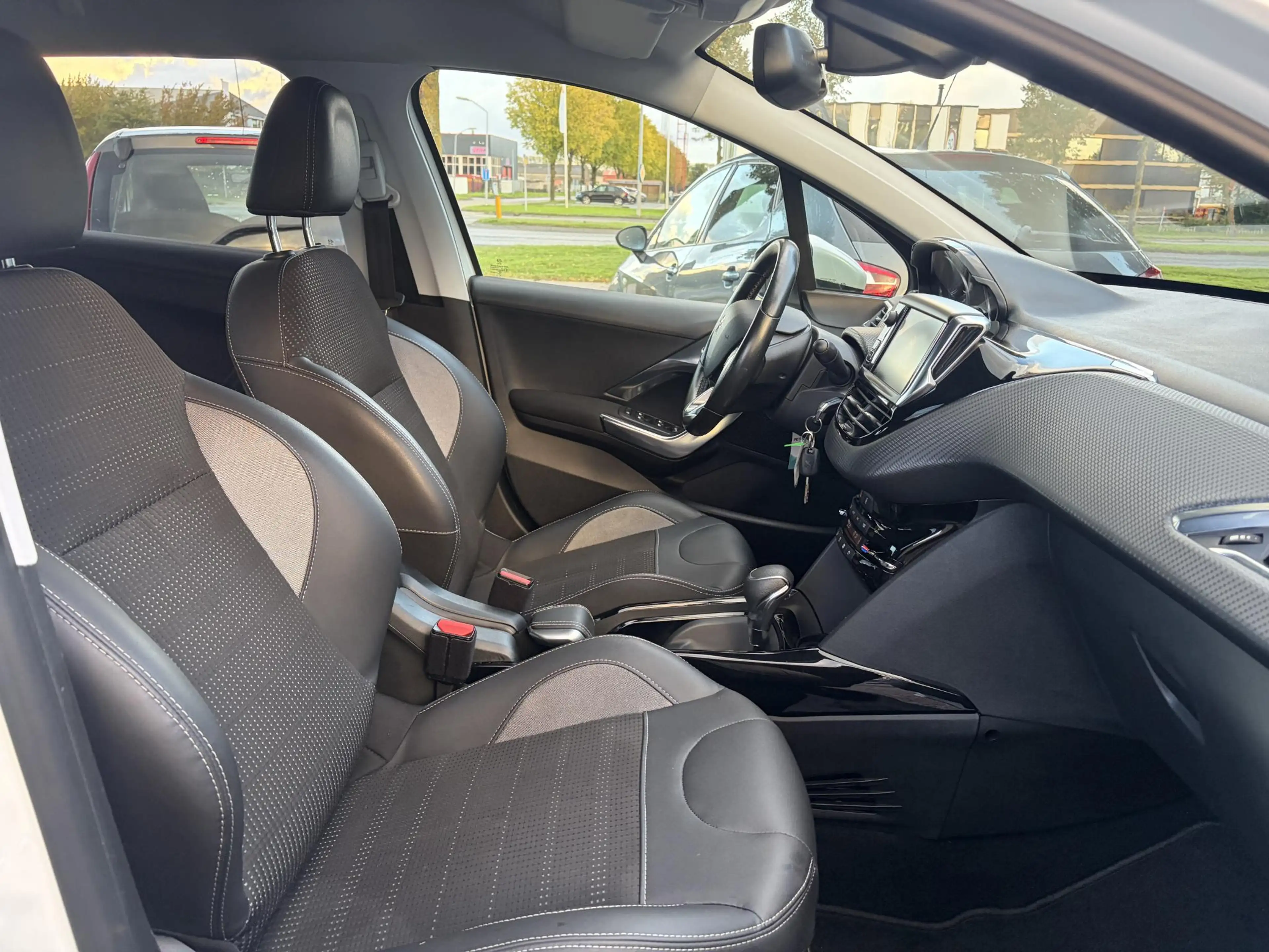 Peugeot 2008 1.2 PureTech Allure ✓Camera✓Navi✓Carplay✓Halfleder — photo 9