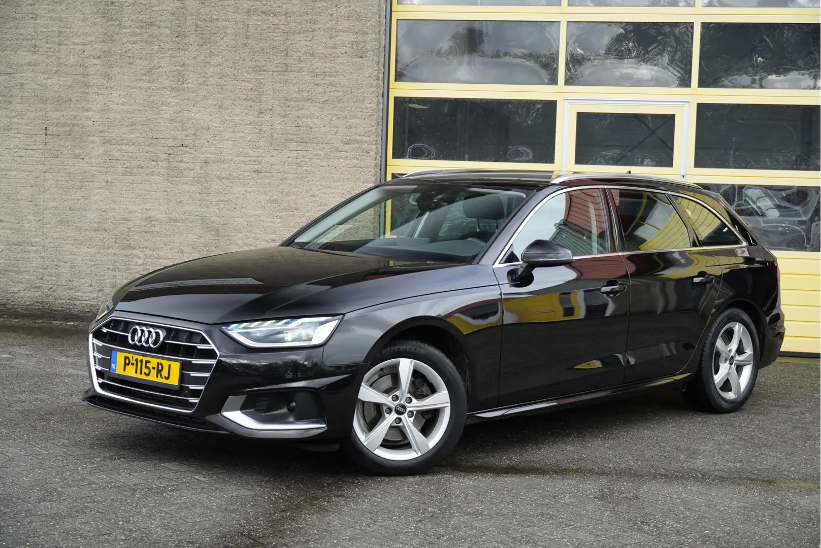 Audi A4 Avant 35 TFSI 150PK! Automaat Advanced Edition BJ2 Zwart - 2