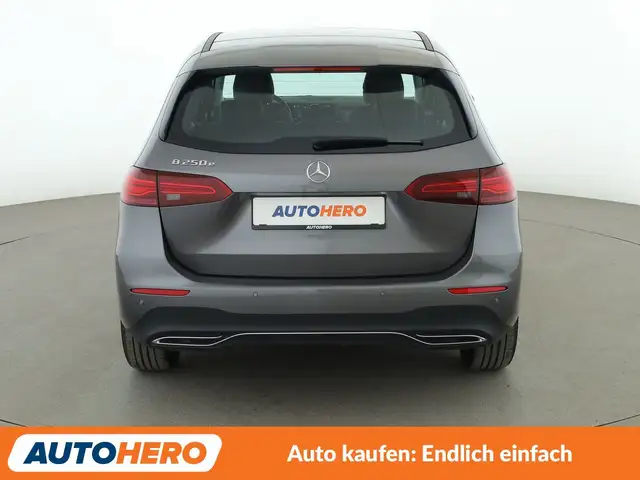 Mercedes-Benz 250 view 5
