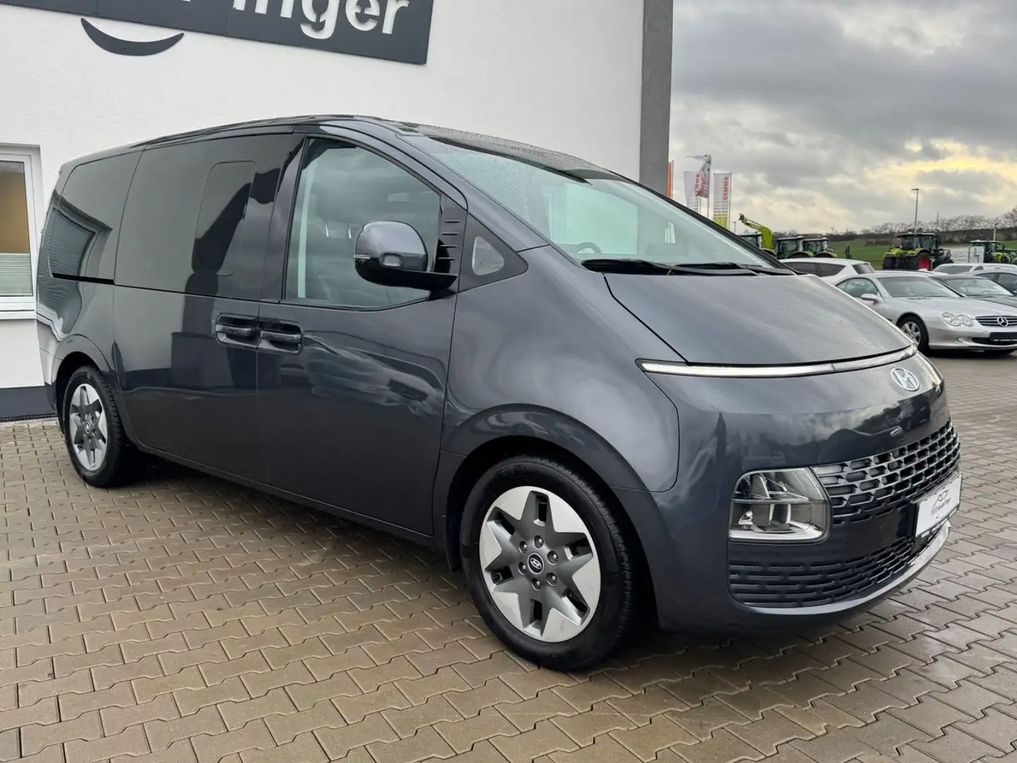 Hyundai STARIA Prime 4WD Or - 2