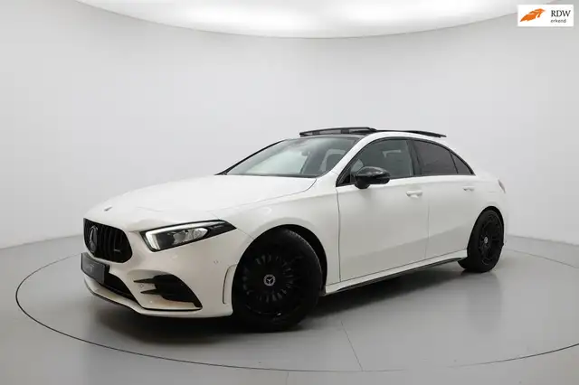 Mercedes-Benz A 200 AMG NIGHT PANO SFEER CAMERA
