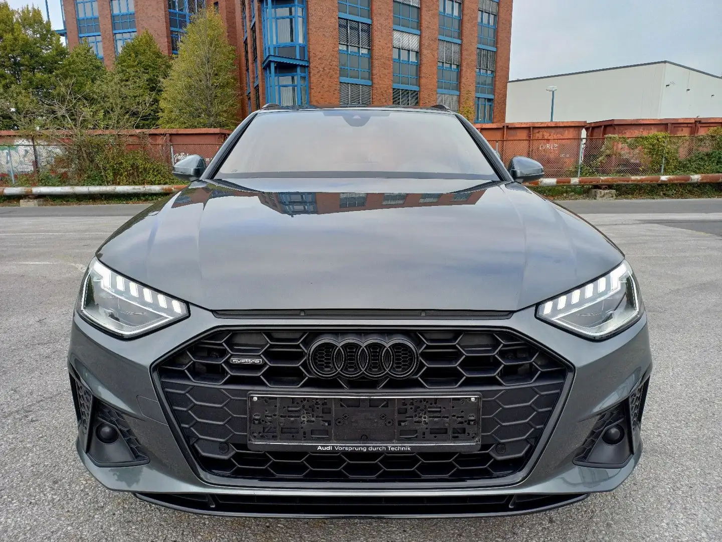Audi A4 Avant 40 TDI quattro S line Competition/Navi Grau - 2