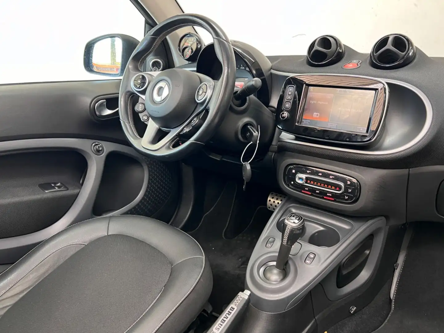 smart forTwo cabrio Brabus/KAMERA/SOUND/SHZ/KLIMA/NAVI Zwart - 2