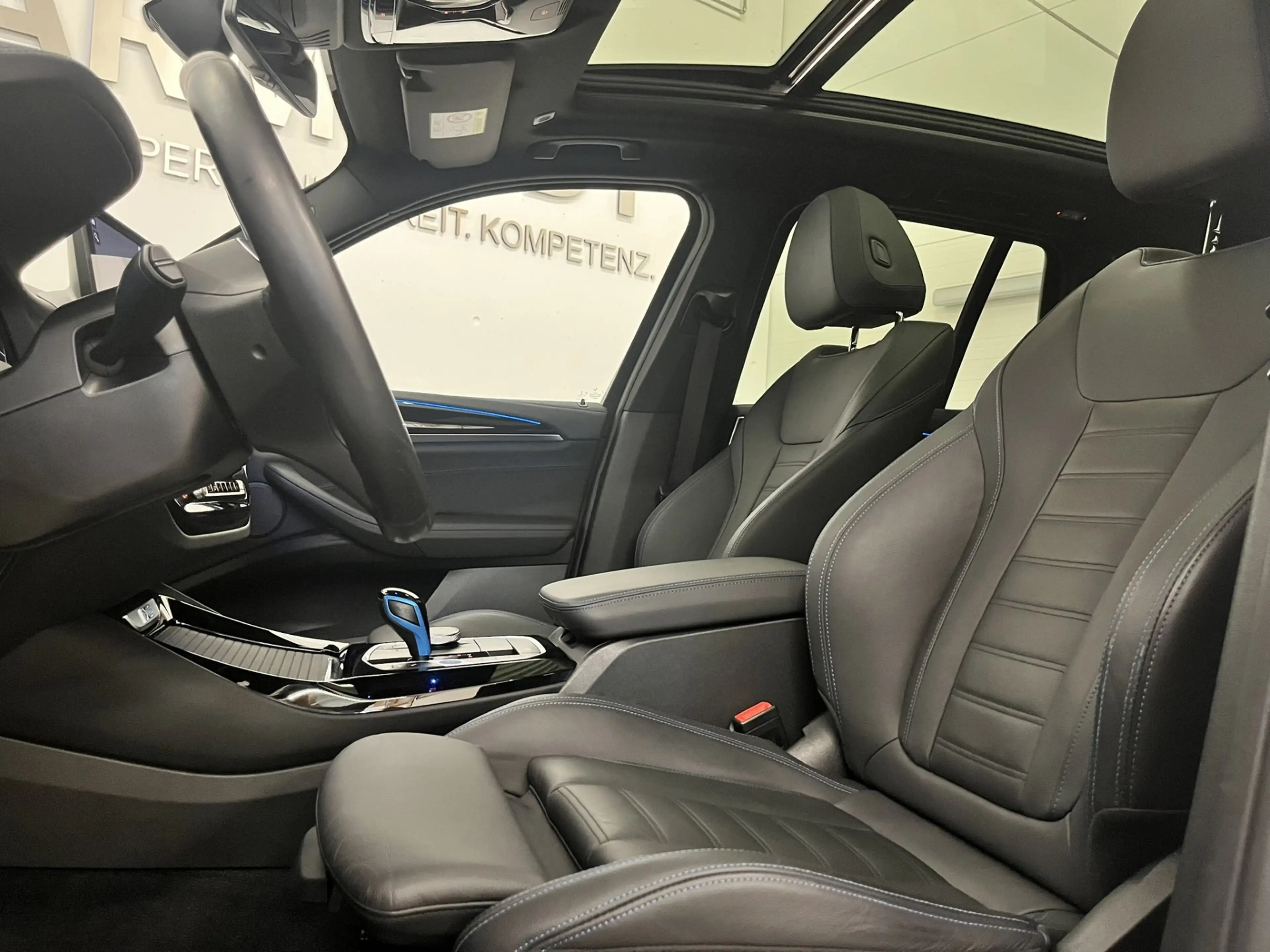 BMW iX3 *M-Sport / Impressive / AHK / HUD* — photo 15
