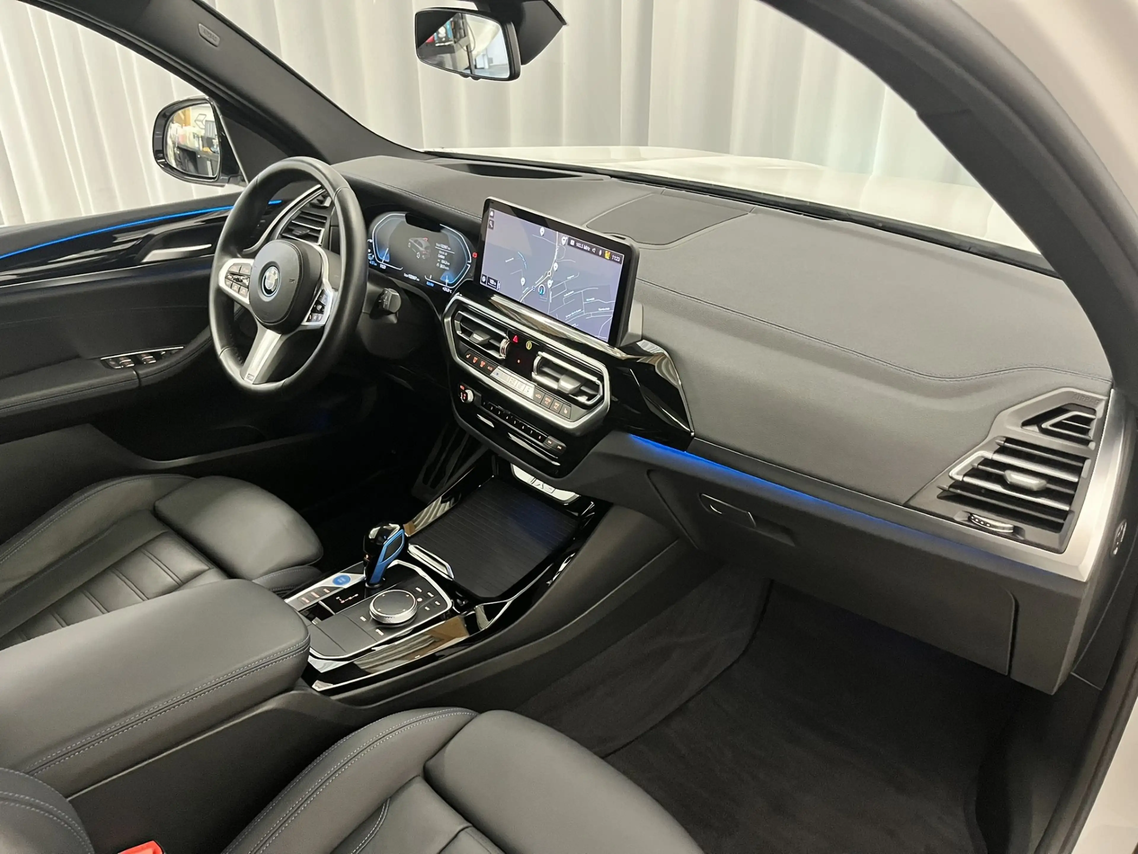 BMW iX3 *M-Sport / Impressive / AHK / HUD* — photo 10