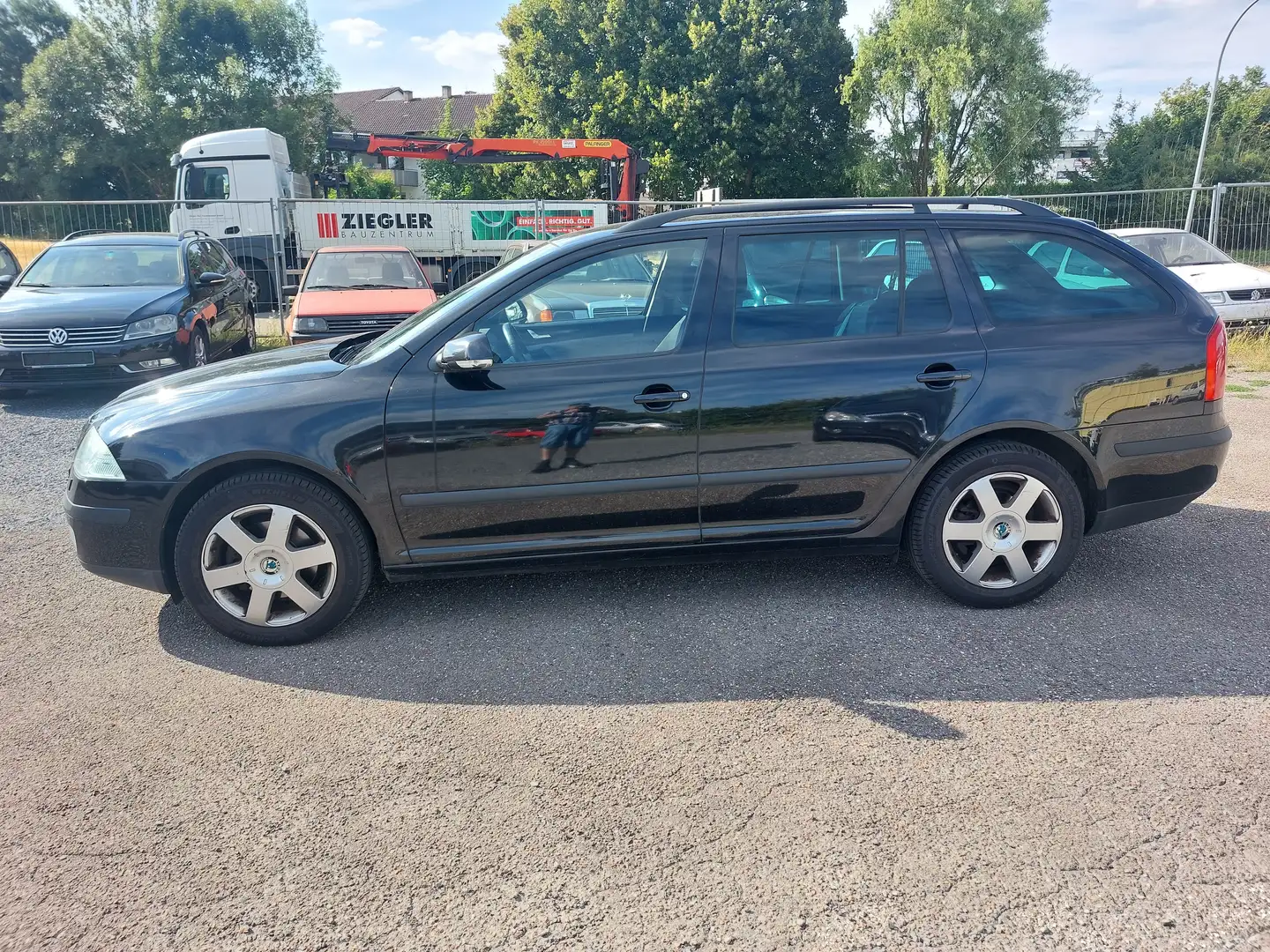 Skoda Octavia Combi 2.0 FSI Elegance Schwarz - 2