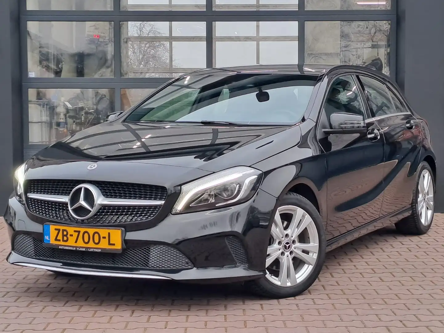 Mercedes-Benz A 180 Business Solution AMG | Automaat | LED | LMV | Cam Zwart - 1