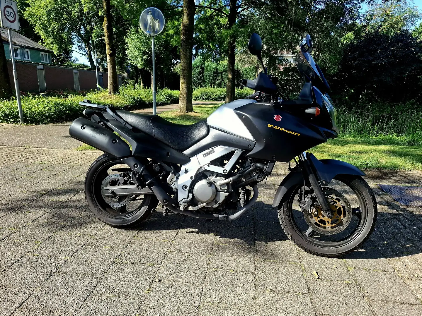 Suzuki V-Strom 650 crna - 1
