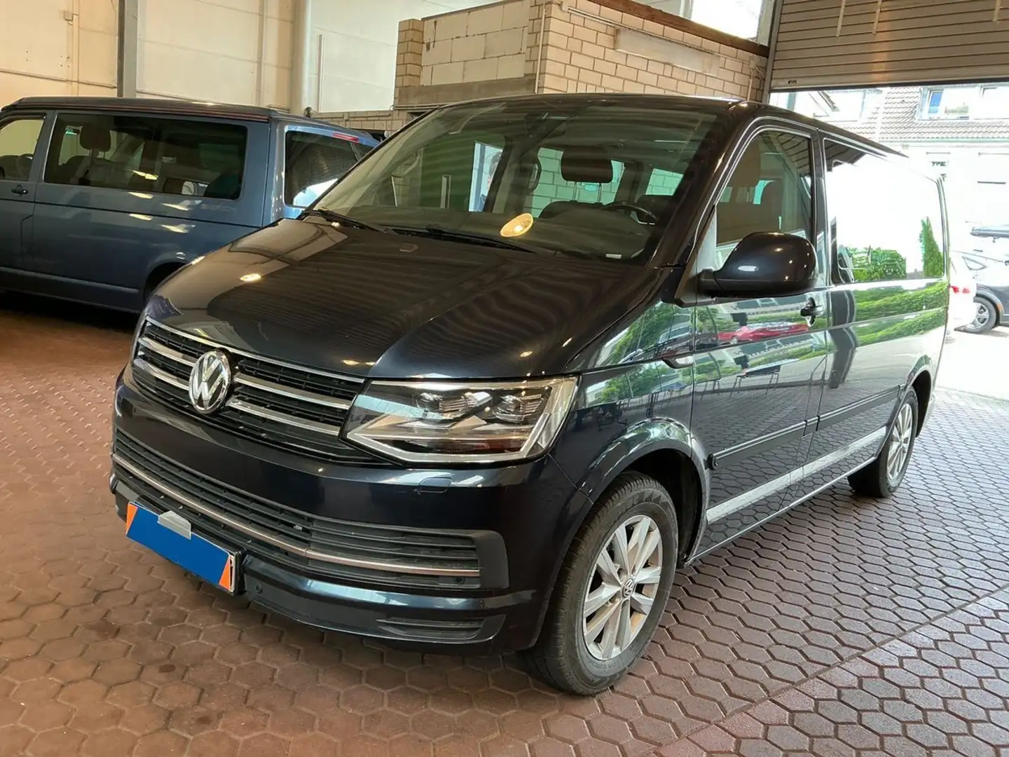 Volkswagen T6 Multivan 150PS Navi LED AHK Klimaaut-k Sitzhz Blau - 1