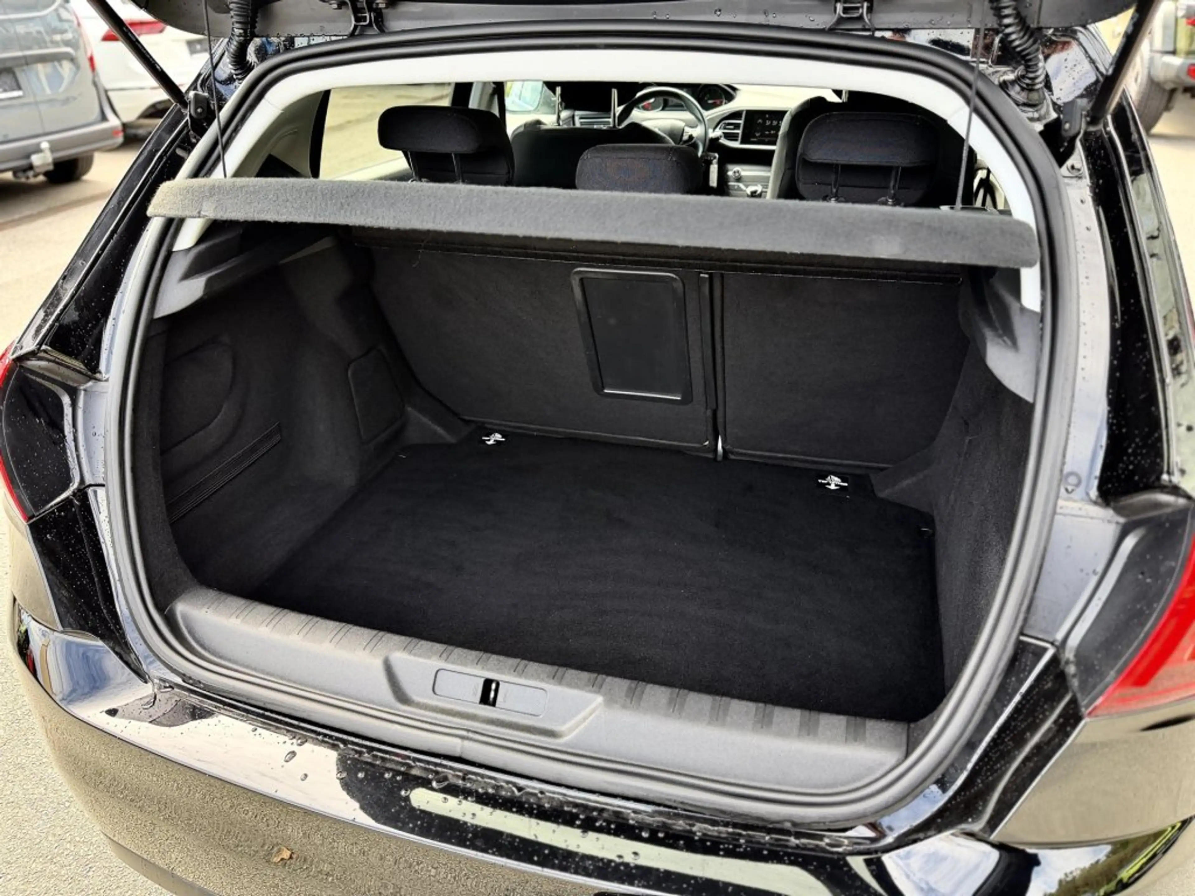 Peugeot 308 1,5 BlueHDI 100 Allure S&S — photo 6