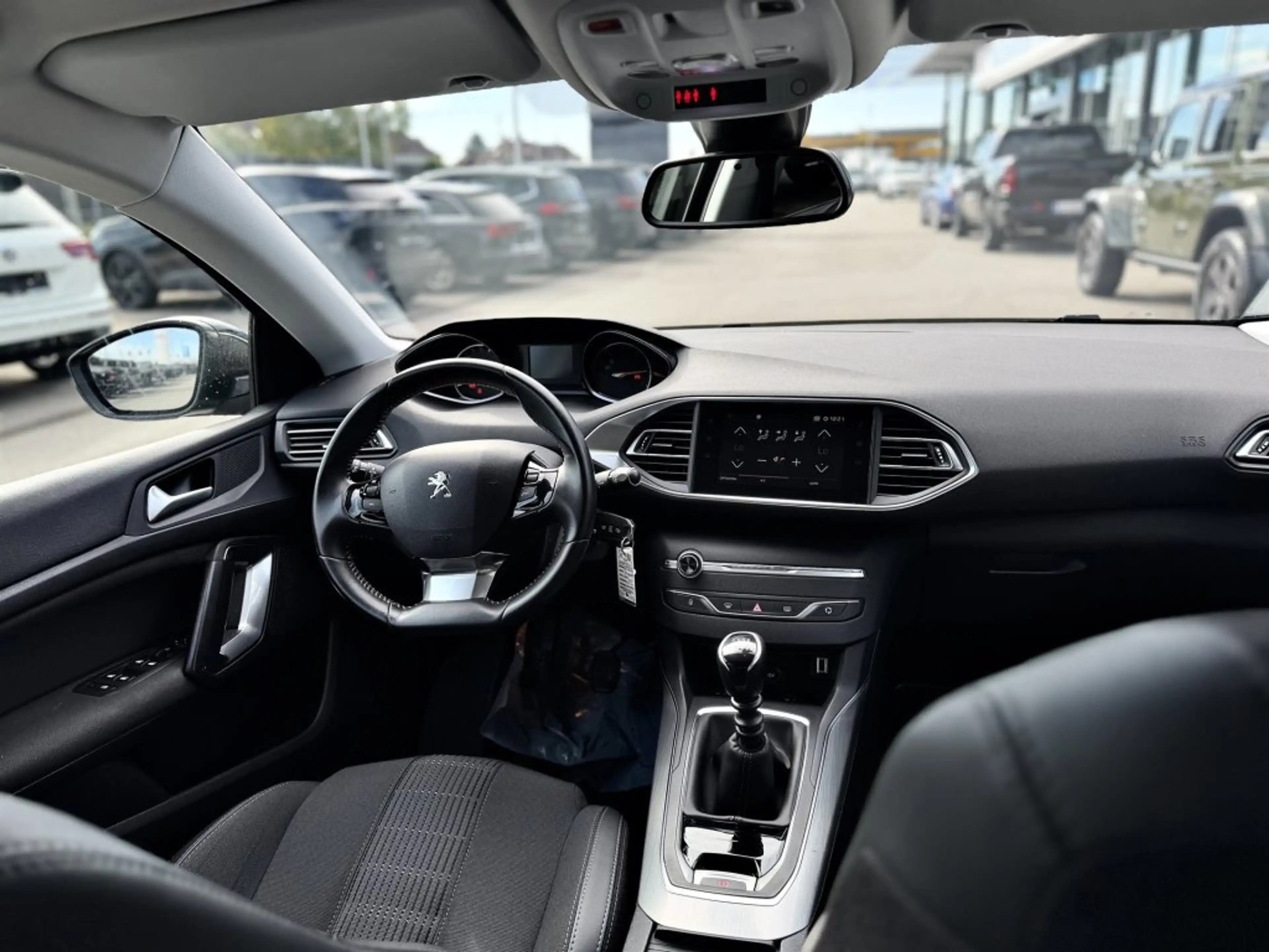 Peugeot 308 1,5 BlueHDI 100 Allure S&S — photo 8