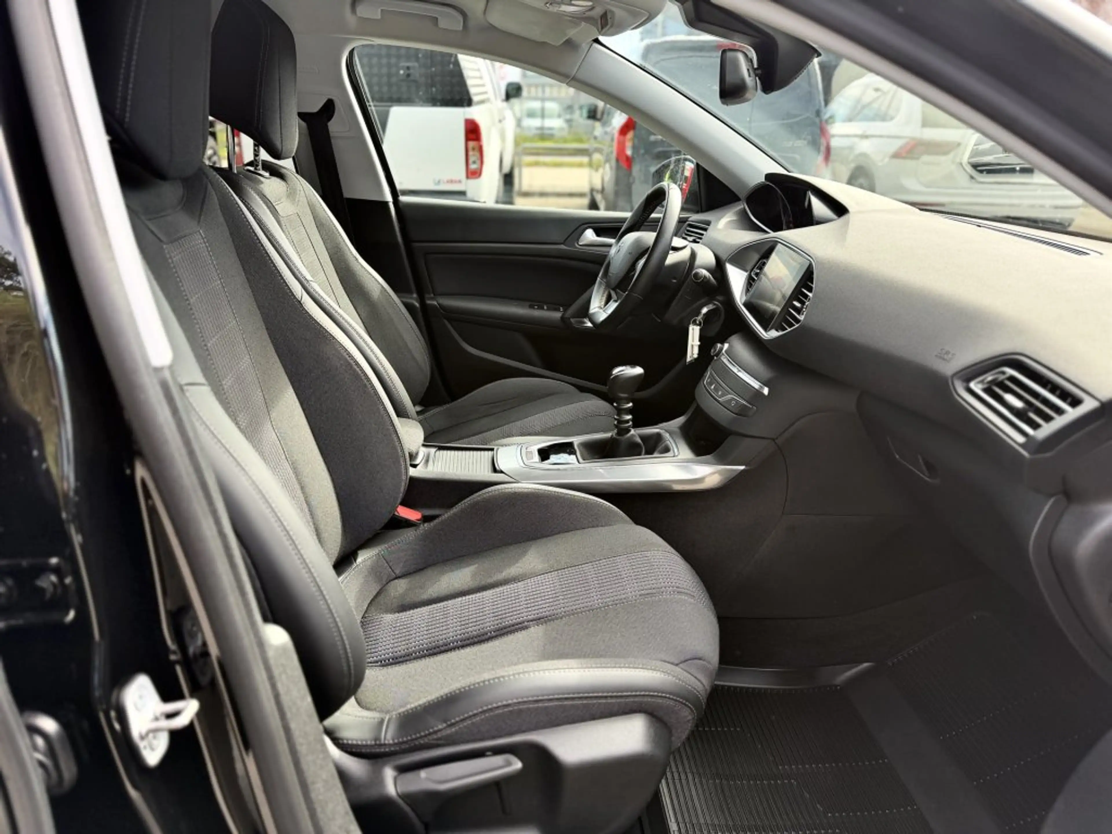 Peugeot 308 1,5 BlueHDI 100 Allure S&S — photo 9