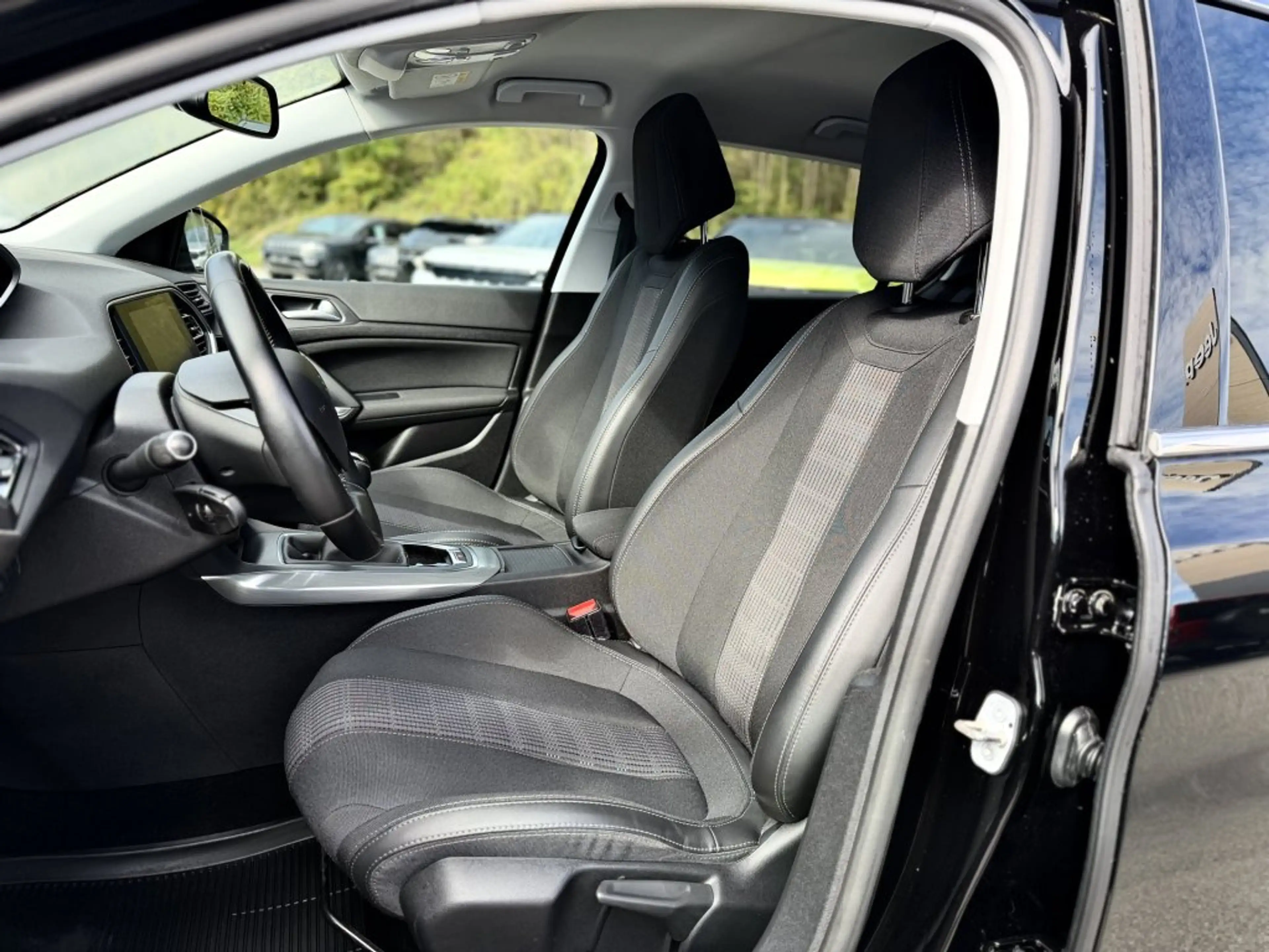 Peugeot 308 1,5 BlueHDI 100 Allure S&S — photo 11
