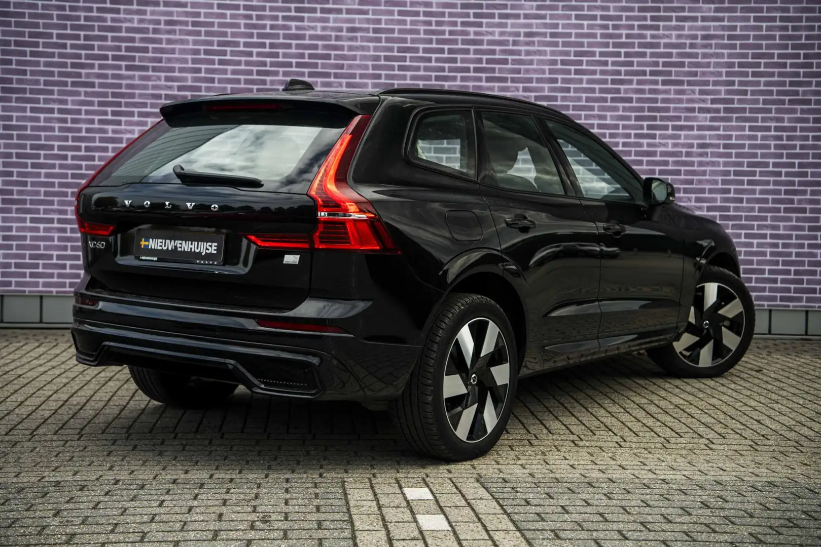 Volvo XC60 Recharge T6 AWD Ultimate Dark Long Range | Luchtve Schwarz - 2
