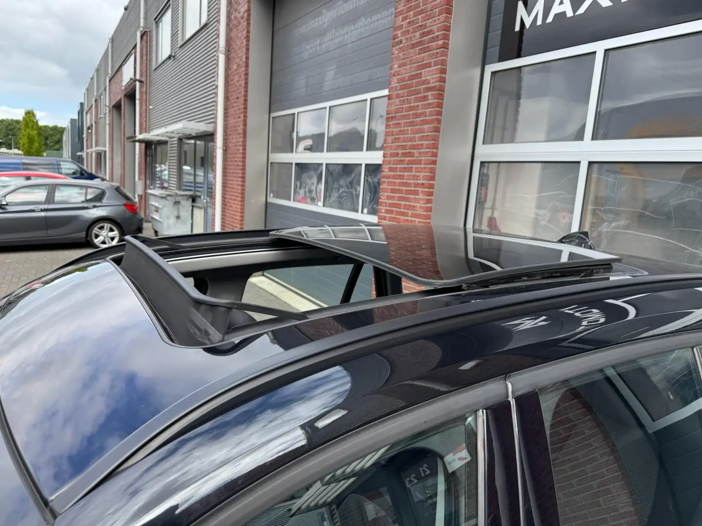 BMW X1 XDrive20i 192PK AUT High Executive LED Pano Navi H Zwart - 2
