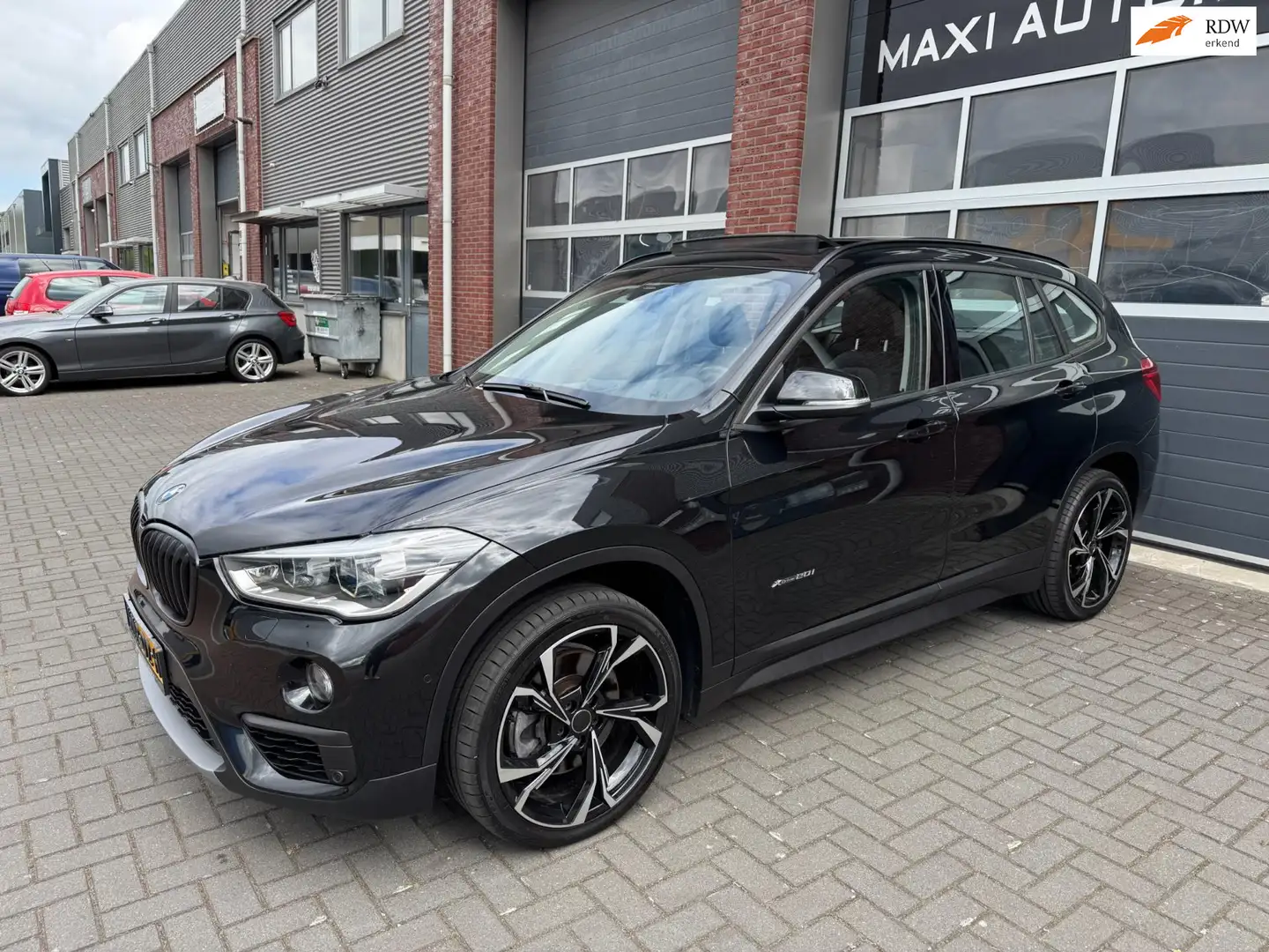 BMW X1 XDrive20i 192PK AUT High Executive LED Pano Navi H Zwart - 1