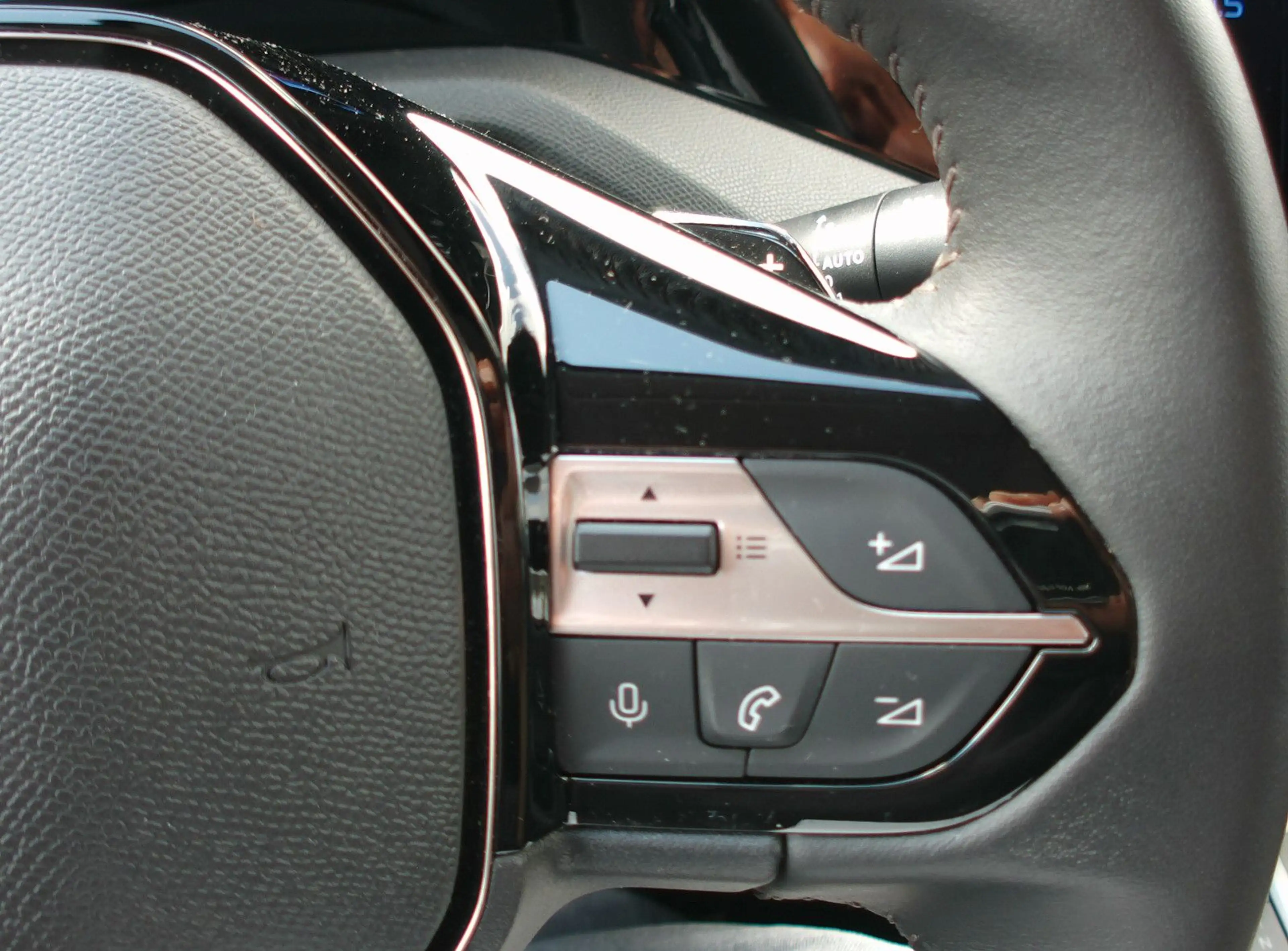 Peugeot 408 Allure.Teilleder.LED.Kamera.Navi.SHZ — photo 19