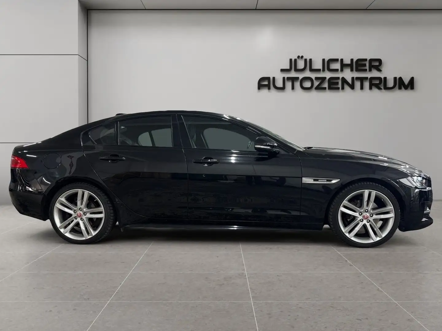 Jaguar XE 20d R-Sport Automatik, 1.Hand, Scheckheft Schwarz - 2