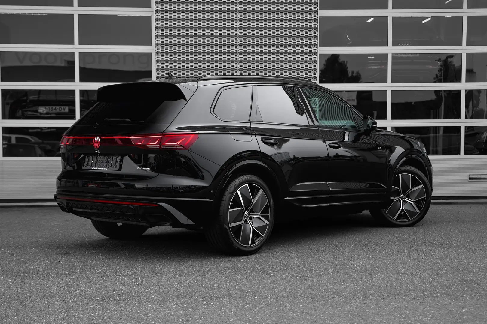 Volkswagen Touareg 3.0 TSi 462PK eHybrid 4MOTION R | NIEUW MODEL |  L Zwart - 2