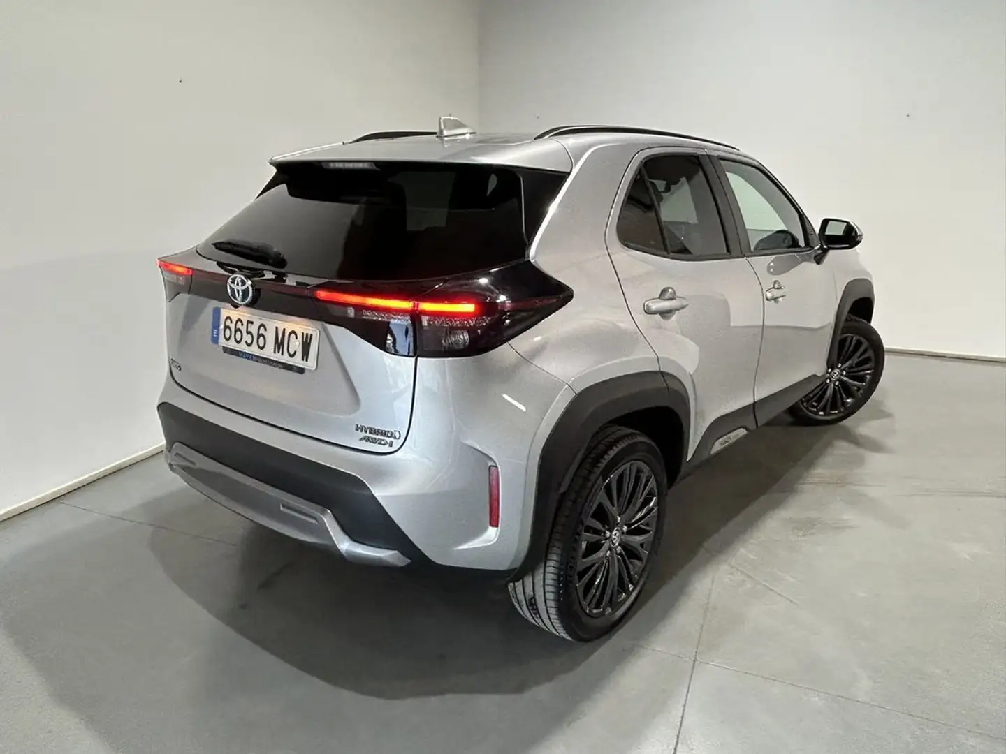 Toyota Yaris Cross 120H Adventure Plateado - 2