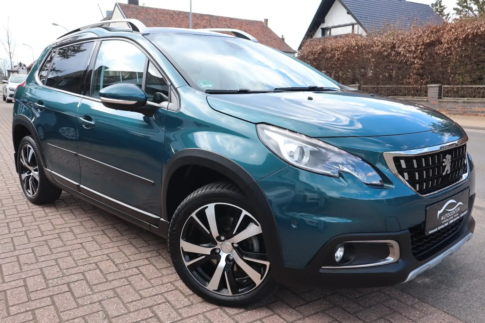 Peugeot 2008 1,2 E-THP Allure I-Cockpit *Navi+Automatik* - 1