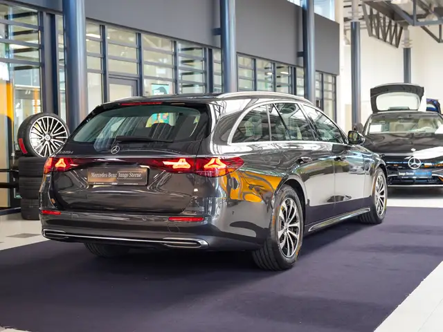 Mercedes-Benz E-Class view 3
