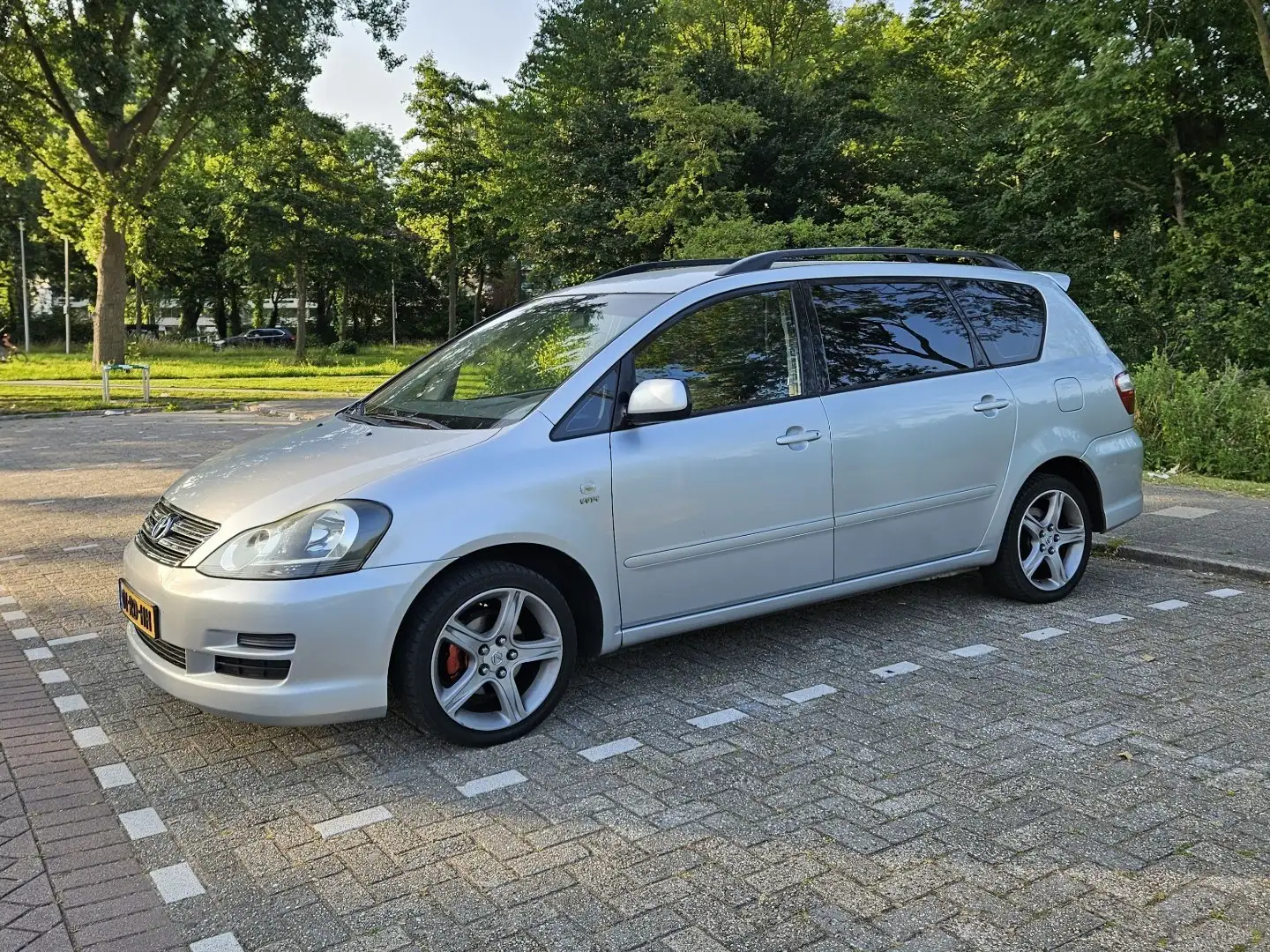 Toyota Avensis Verso 2.0i Linea Luna 6p Grigio - 1