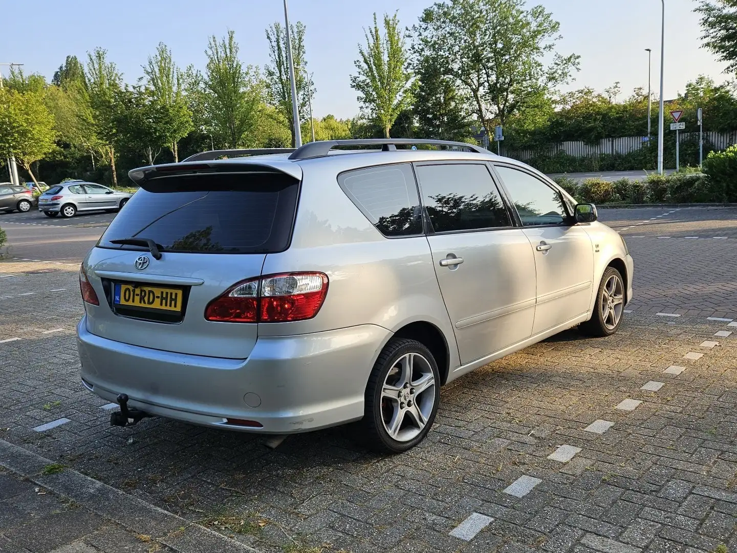 Toyota Avensis Verso 2.0i Linea Luna 6p Gris - 2