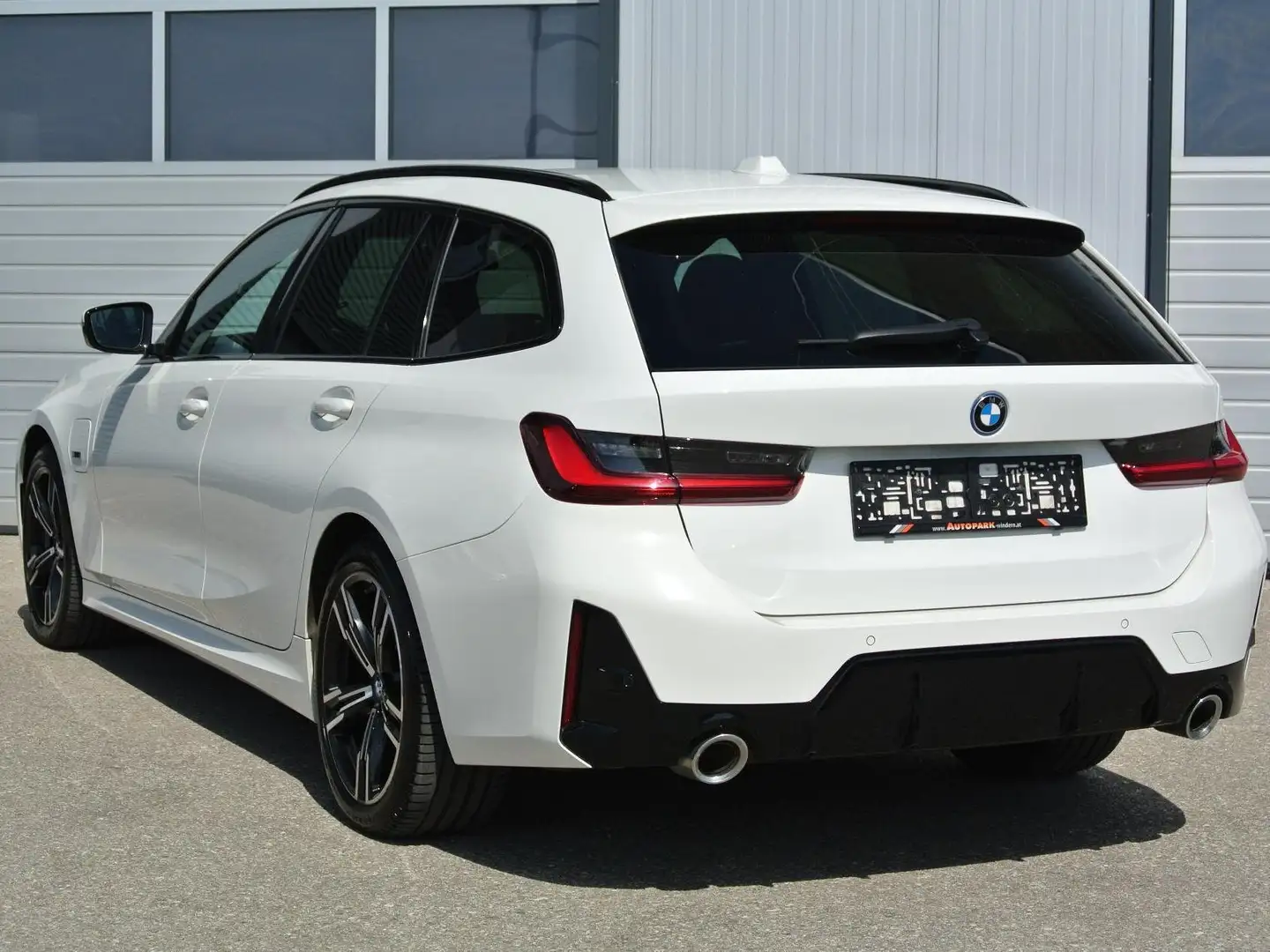BMW 320 e touring Aut. ** M Sportpaket * virt. CP * LED * Weiß - 2