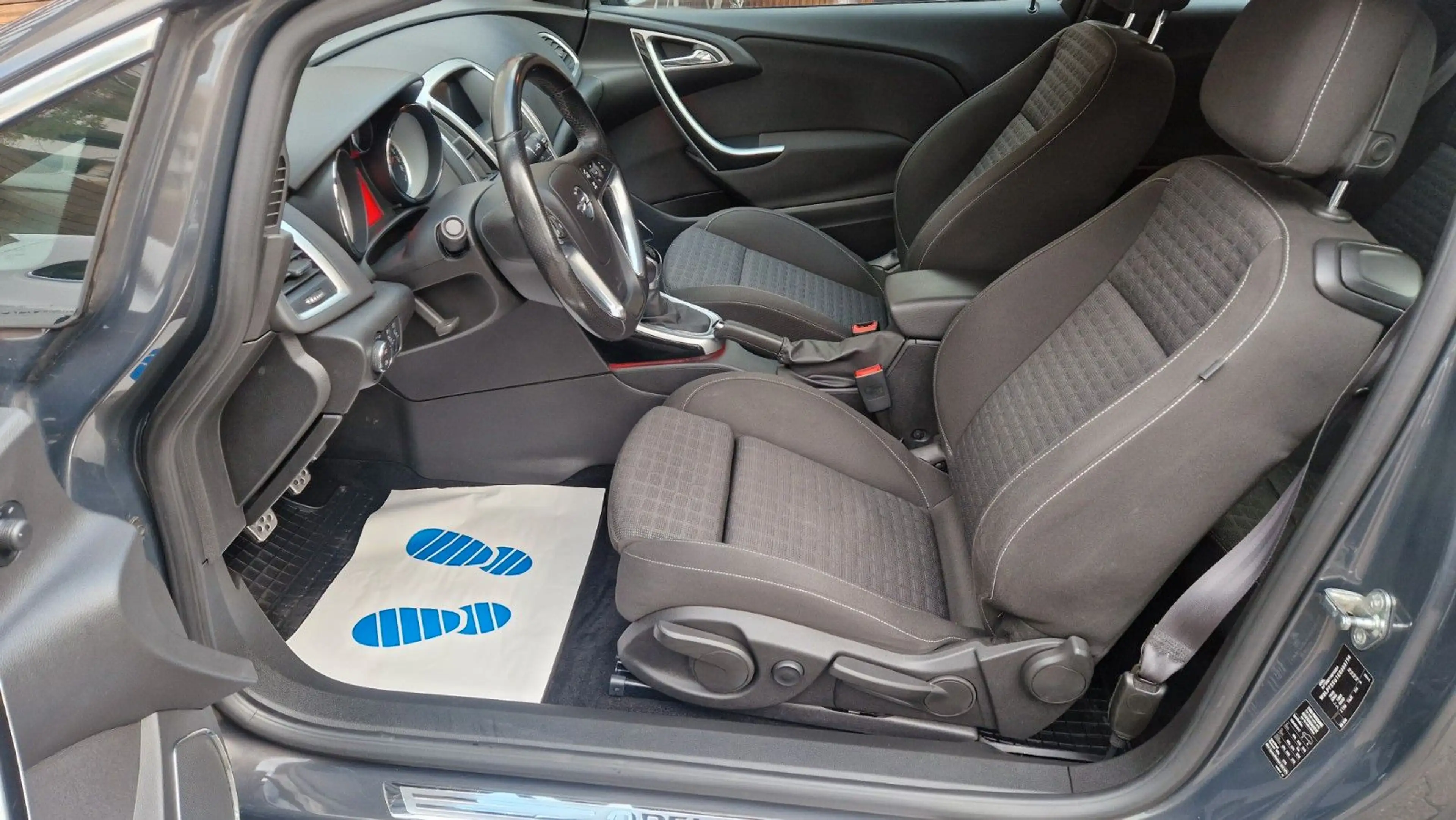 Opel Astra J GTC, Klima, Tempomat, Tüv Neu — photo 11