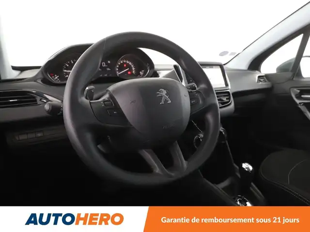 Peugeot 208 view 11