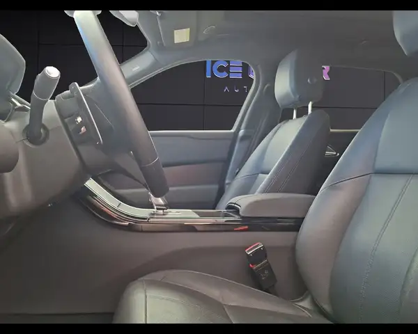 Land Rover Range Rover Velar view 9