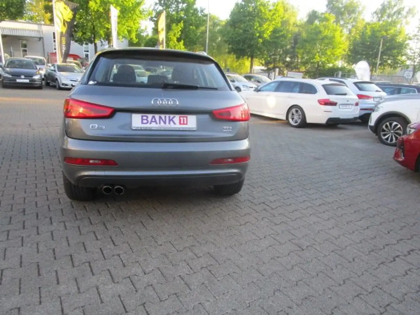 Audi Q3 2.0 TDI quattro 5 Trg. AHK NAVI LED ALU CD Pano! Grau - 2