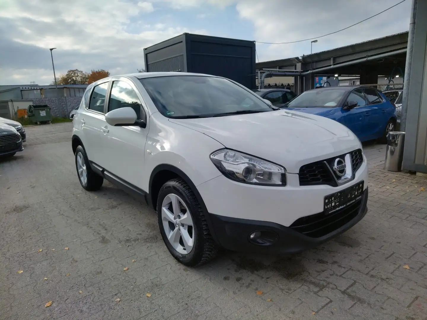 Nissan Qashqai 1.6 dCI Acenta+TÜV/05/2027+AHK+KLIMAAUTO Weiß - 1