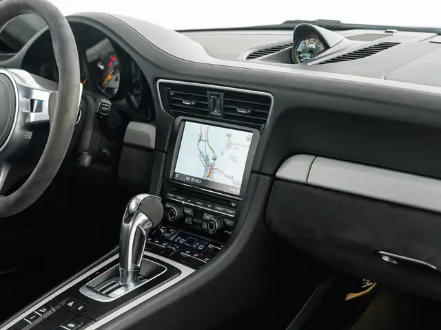 Porsche 911 view 10