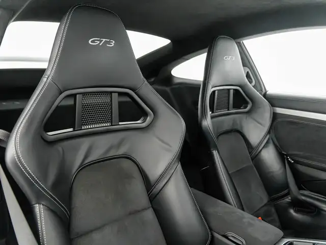 Porsche 911 view 9