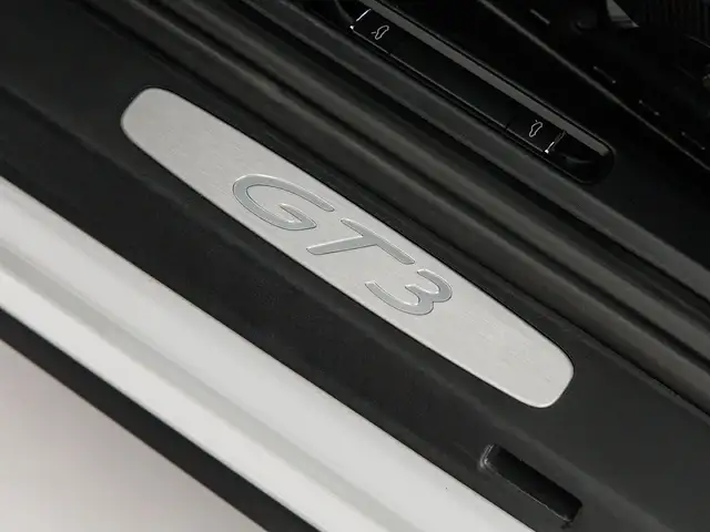 Porsche 911 view 13
