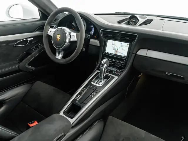 Porsche 911 view 4
