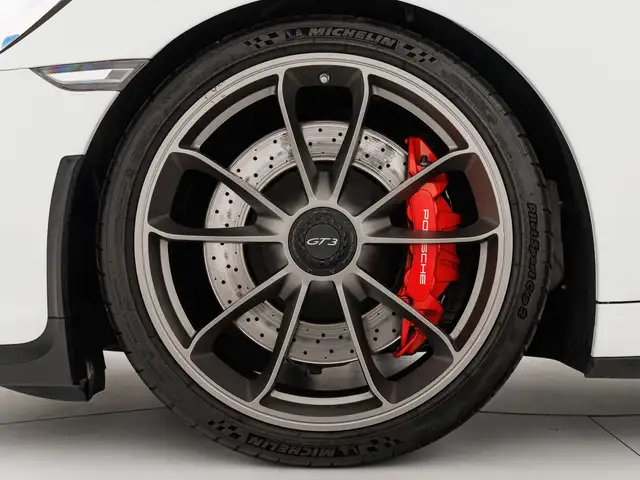 Porsche 911 view 5
